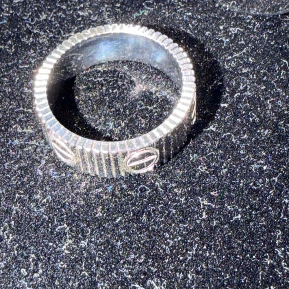 18K White Gold  Fluted Ring Size 8